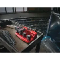 Milwaukee M12 C4 Ładowarka 4-portowa Li-ion 12V – Efektywne Ładowanie