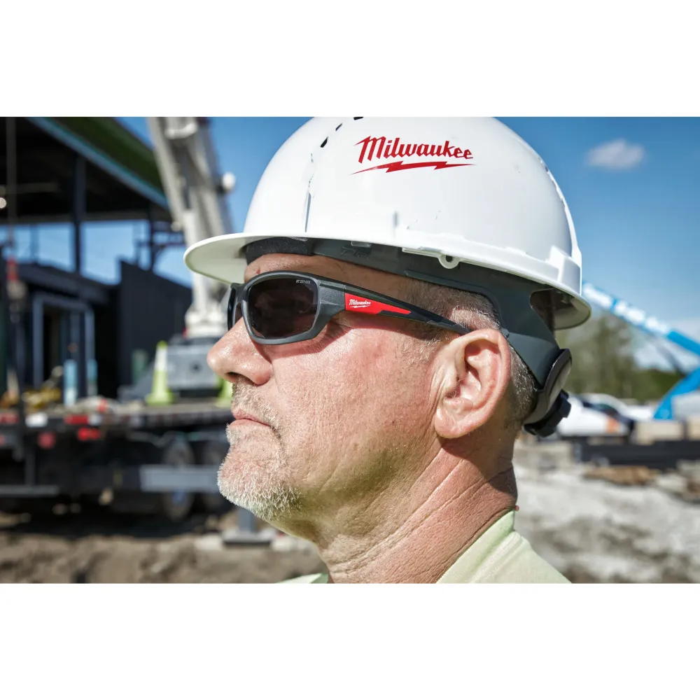 Milwaukee Okulary ochronne Performance Okulary ochronne przyciemniane Performance 4932471884