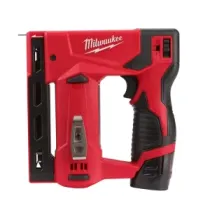 Milwaukee M12 BST-202X – subkompaktowy zszywacz 12V z 2×2,0 Ah i walizką