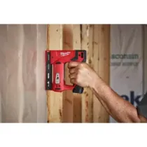 Milwaukee M12 BST-202X – subkompaktowy zszywacz 12V z 2×2,0 Ah i walizką
