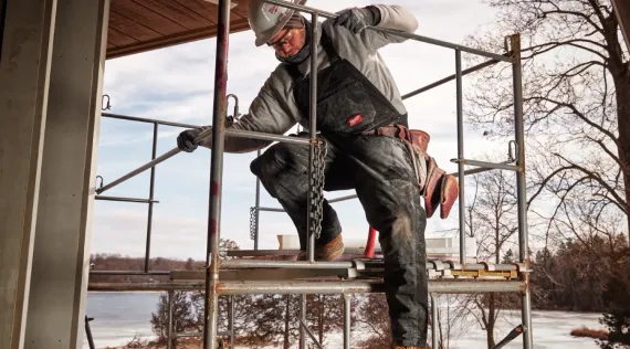 Bezpieczeństwo i komfort pracy z Milwaukee: Odzież podgrzewana, obuwie ochronne i rękawice robocze